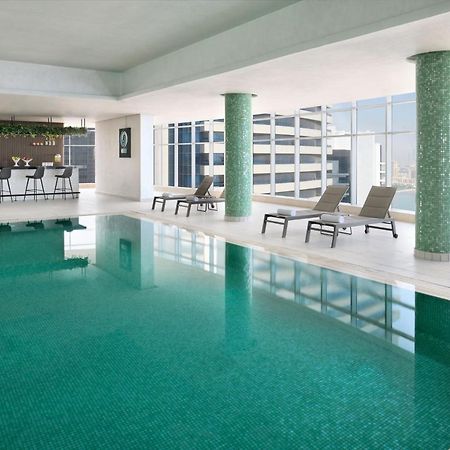 Element By Westin West Bay Doha Otel Dış mekan fotoğraf The swimming pool at the hotel